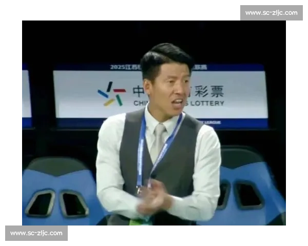 苏超 “西装主帅” 董松:江苏青训后卫的逆袭之路 苏超 “西装主帅” 董松:江苏青训后卫的逆袭之路